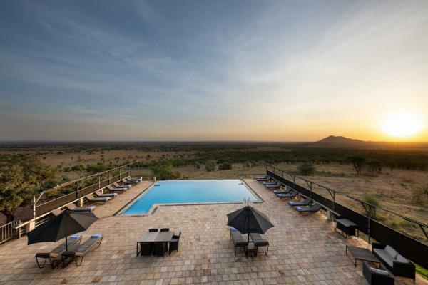 Pool overlooking the Serengeti plains at sunset, Kubu Kubu Tented Lodge