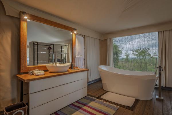 Bathroom with freestanding bathtub at Mara Mara Tented Lodge, Kogatende