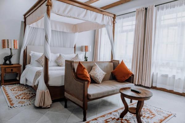 Canopy bed in a suite at Airport Planet Lodge