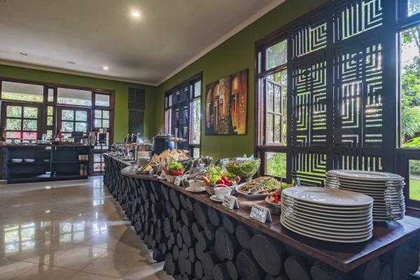 Breakfast buffet in the restaurant at Arusha Planet Lodge