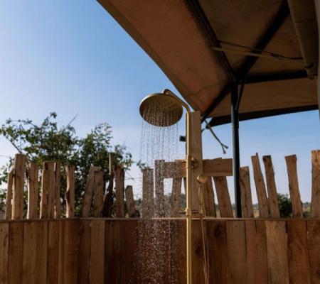 Outdoor shower at Gnus Lair, Kogatende