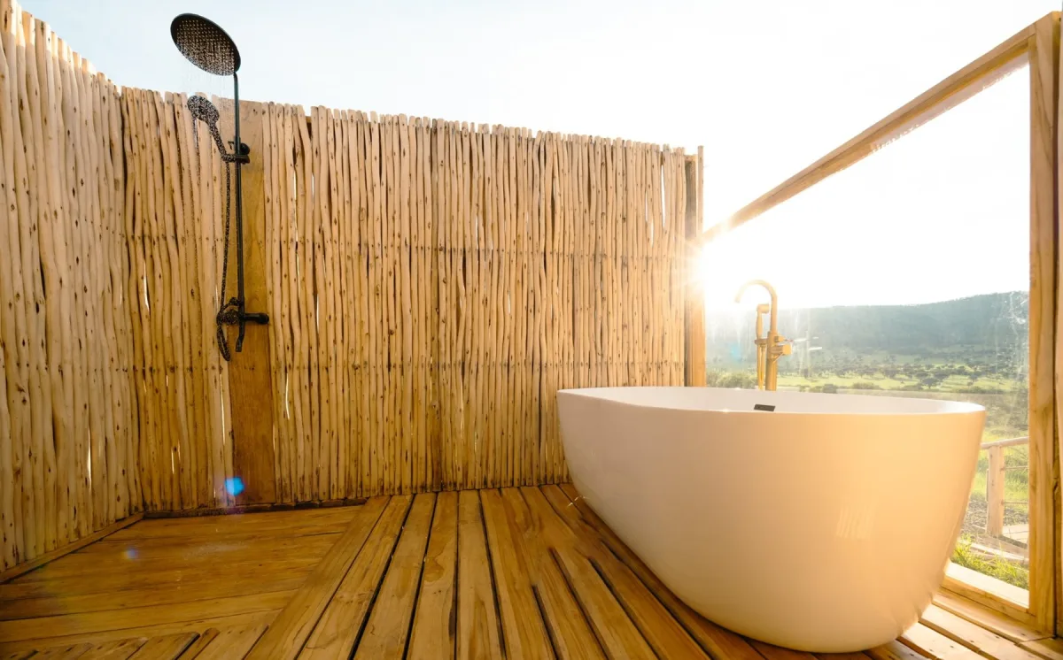 Lala Salama Serengeti Luxury Camp – Bathtub and outdoor shower overlooking the Serengeti at Lala Salama