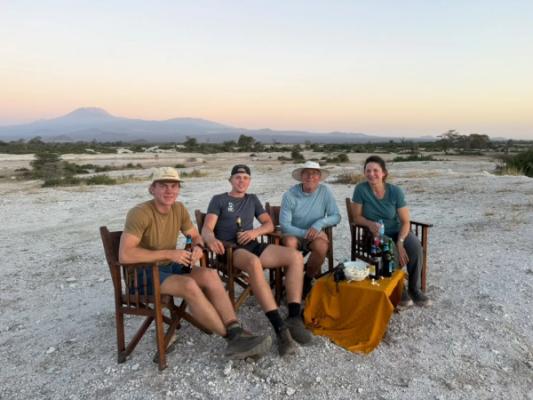 Safari au Kilimandjaro Ouest – Guests enjoying a sundowner on the plains