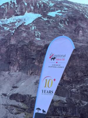 Kilimandscharo, Lemosho-Route – 8 Tage – The Exceptional Safaries 10 Years flag below Kibo’s glaciers