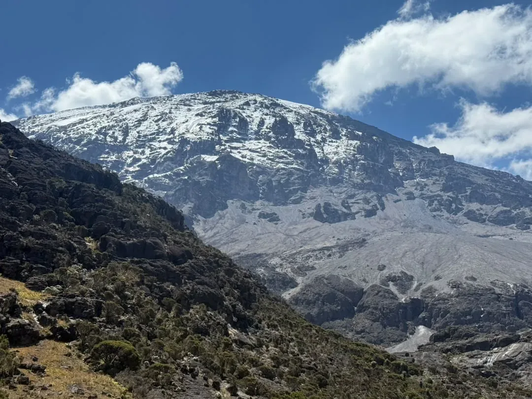 Kilimanjaro, ruta Machame – 7 días – Kibo’s glaciers above the deep valleys of Kilimanjaro