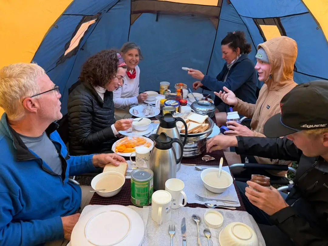 Kilimanjaro, ruta Machame – 7 días – Climbers sharing a hot meal in the mess tent on Kilimanjaro