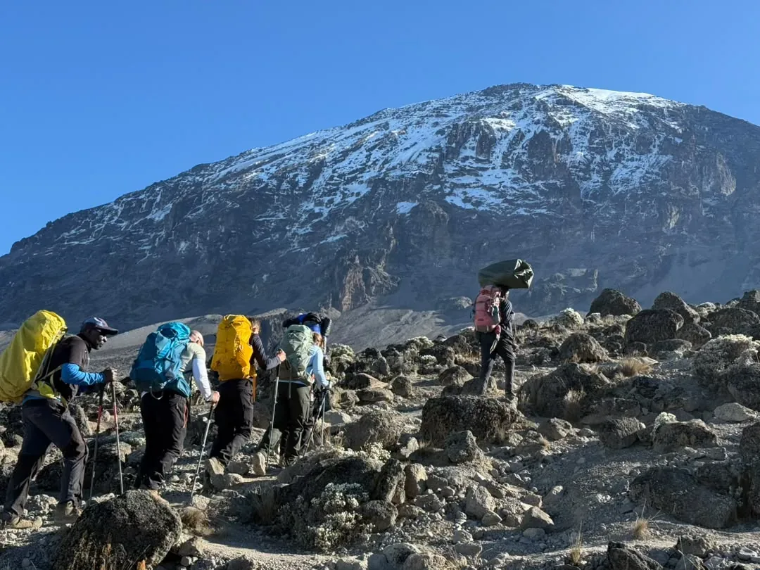 Kilimanjaro, ruta Northern Circuit – 9 días – A line of climbers heading up the rocky trail towards Kibo