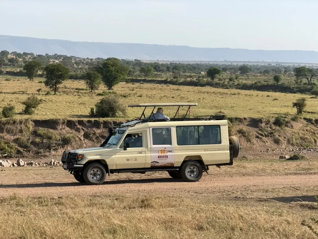 Desplazamientos: vehículos y vuelos – Exceptional Safaries Land Cruiser on a game drive across the open plains