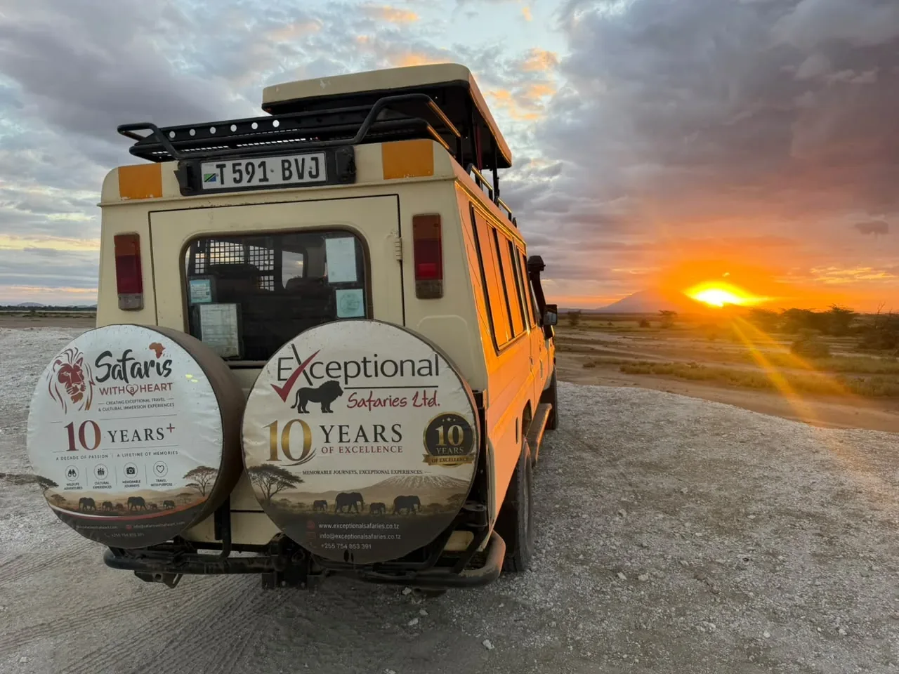 Zahlungen & Buchung – The back of an Exceptional Safaries Land Cruiser at sunset