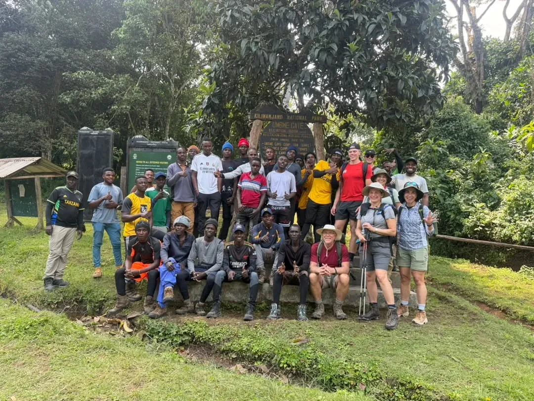 Geld & Trinkgeld – Climbers with their Exceptional Safaries mountain crew at the Kilimanjaro gate