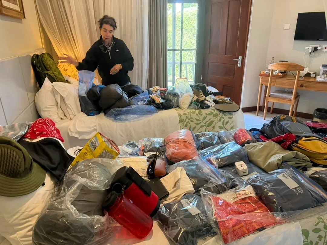 Bagages et quoi emporter – Kilimanjaro kit spread out for checking the night before the climb