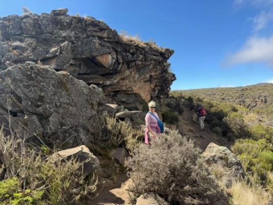 Mit dem Mountainbike am Kilimandscharo – Hiking past volcanic rocks on a Kilimanjaro day hike