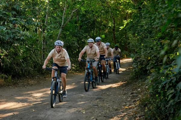Radtour am Lake Duluti – Riders on the shaded forest track of the Lake Duluti Forest Reserve