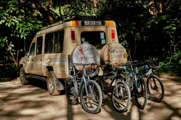 Radtour am Lake Duluti – Mountain bikes loaded on the rack of an Exceptional Safaries Land Cruiser, ready for the Lake Duluti ride