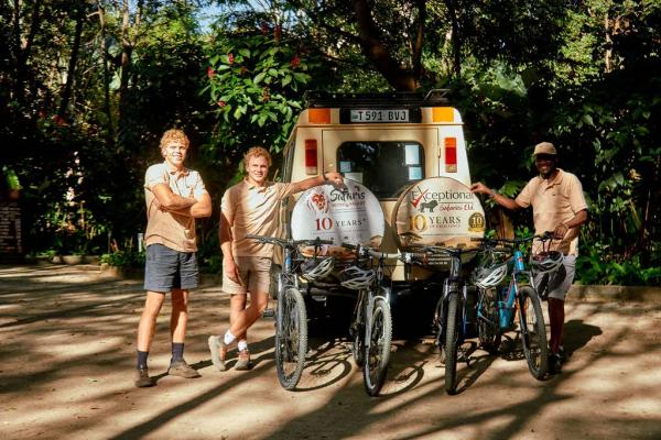 Arusha Cycling Tour – Riders and their guide with the bikes and the Land Cruiser before the Lake Duluti ride