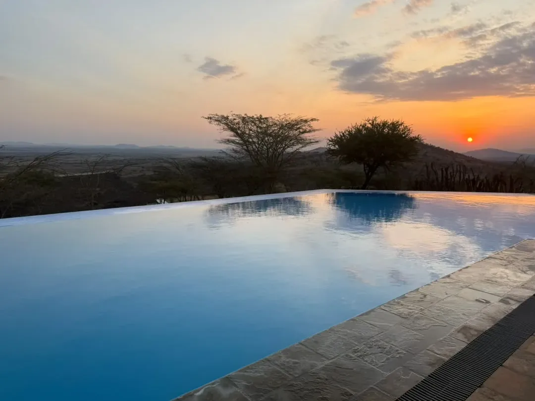 Western Corridor – A lodge infinity pool overlooking the plains at sunset