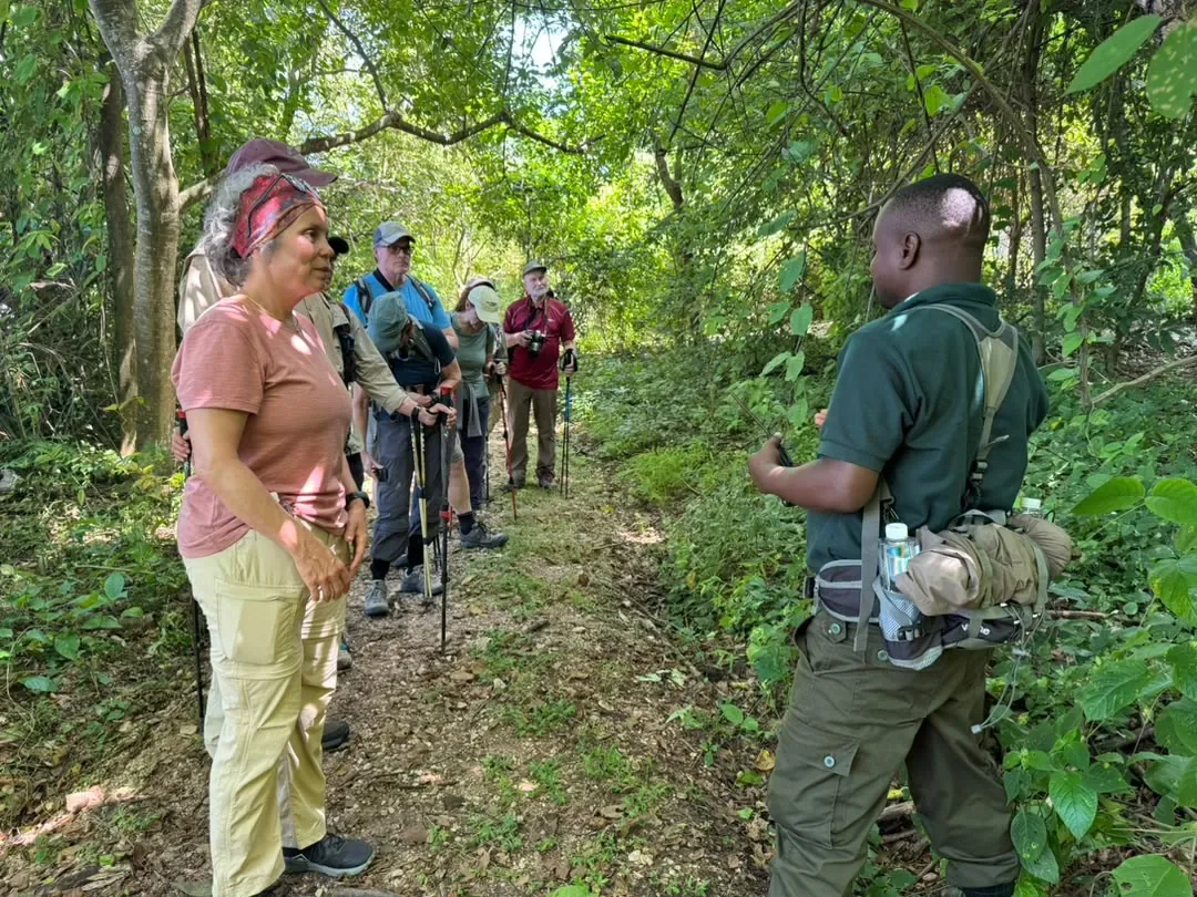Gombe-Stream-Nationalpark – A Gombe ranger briefing guests before the chimpanzee trek