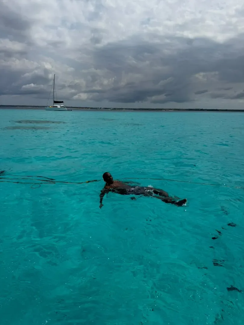 Sansibar – A guest floating in turquoise water
