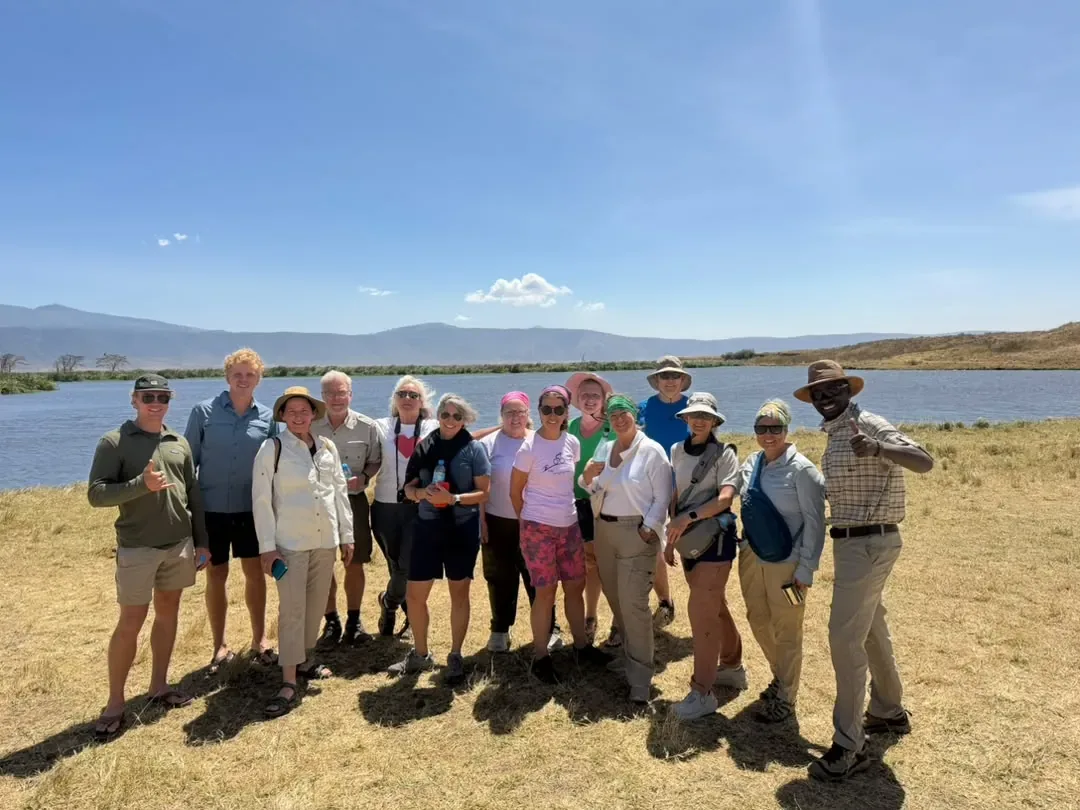 Ngorongoro-Krater, Lake-Manyara- und Tarangire-Nationalpark – 8 Tage – A group of Exceptional Safaries guests beside the lake on the crater floor