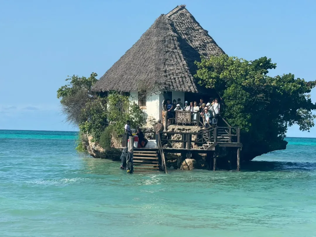 L’archipel de Zanzibar – The Rock restaurant on its coral outcrop in the sea at Zanzibar