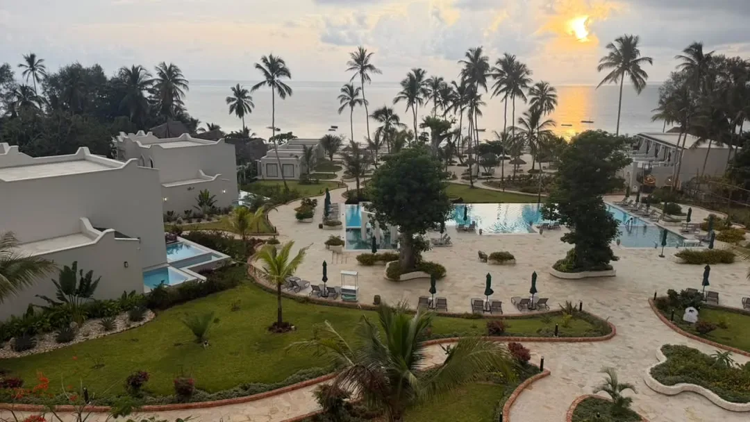 L’archipel de Zanzibar – Resort gardens, pools and palms at sunrise in Zanzibar