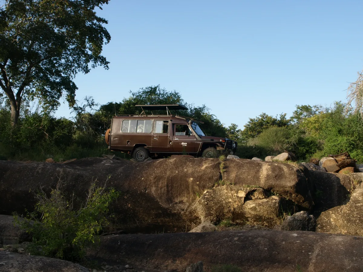 Mkomazi-Nationalpark – Safari vehicle parked on granite rocks in Mkomazi National Park